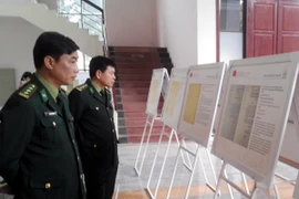 Tặng 180 tư liệu, bản đồ Trường Sa, Hoàng Sa cho Bộ đội Biên phòng