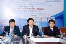 ​Ông Nguyễn Huy Dũng (giữa), Phó Cục trưởng Cục An toàn Thông tin cho biết, Ngày an toàn thông tin sẽ giúp nâng cao nhận thức cộng đồng về lĩnh vực nóng này. (Ảnh: T.H/Vietnam+)