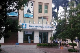 Không còn cảnh xếp hàng ở các cửa hàng bán iPhone chính hãng. (Ảnh: T.Hiền/Vietnam+)