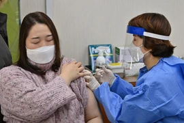 Bộ đội hóa học phun thuốc khử trùng Bệnh viện Bệnh Nhiệt đới Trung ương cơ sở Đông Anh. (Ảnh: Minh Đức/TTXVN)