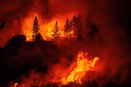 Khói lửa bốc lên từ đám cháy rừng ở Fresno, bang California, Mỹ ngày 8/9/2020. (Ảnh: AFP/TTXVN)