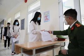 Hà Nội: Học sinh đến tiêm vaccine được cấp căn cước công dân gắn chíp