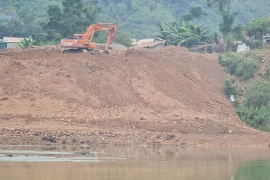 Tỉnh ủy Thanh Hóa chỉ đạo xác minh vụ đổ đất đá thải xuống sông Mã