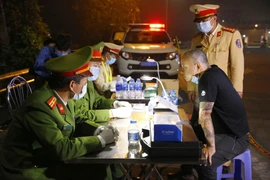 Hà Nội: Tạm giữ lái xe uống rượu, bia và tấn công cảnh sát giao thông