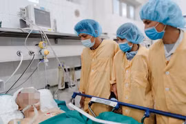 Kỳ tích cứu sống nam thanh niên bị thanh sắt xuyên từ cổ qua não