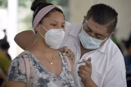 Tỷ lệ nhập viện trong giới trẻ Mexico tăng do chần chừ tiêm vaccine