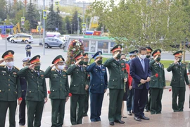 Đoàn đại biểu cấp cao QĐND Việt Nam đặt hoa tại Tượng đài Bác ở Moskva
