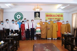 Ủy viên Bộ Chính trị, Bí thư Thành ủy Nguyễn Văn Nên thăm, chúc mừng Hòa thượng Thích Thiện Nhơn, Chủ tịch Hội đồng Trị sự Giáo hội Phật giáo Việt Nam và các chư tăng nhân dịp đại lễ Phật đản năm 2021. (Ảnh: Xuân Khu/TTXVN)