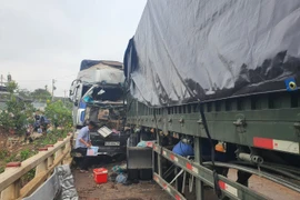 Bình Phước: Container đấu đầu xe tải gây ách tắc giao thông hơn 5 giờ