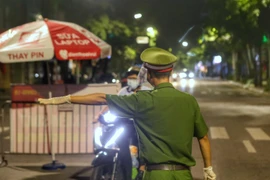[Photo] Công an quận Hoàn Kiếm triển khai kiểm soát người dân ra đường