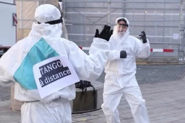 [Video] Vũ điệu “giãn cách” thời COVID-19 kết nối tâm hồn nghệ thuật