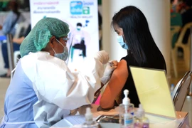 Thái Lan bảo vệ biện pháp sử dụng kết hợp 2 loại vaccine COVID-19