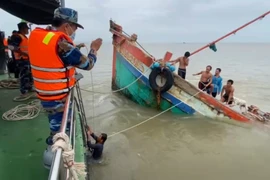 Biên phòng Bến Tre đưa 8 thuyền viên gặp nạn trên biển vào bờ an toàn