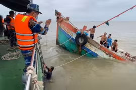 Biên phòng Bến Tre đưa 8 thuyền viên gặp nạn trên biển vào bờ an toàn