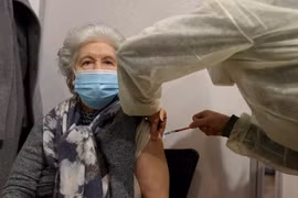 Anh thay đổi chiến dịch tiêm vắcxin COVID-19, ưu tiên theo độ tuổi