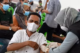 Indonesia và Malaysia tăng cường cảnh giác trước biến thể Omicron