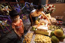 [Photo] Người dân Hà Nội đón Trung thu đặc biệt mùa COVID-19