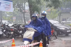 Tâm áp thấp nhiệt đới cách bờ biển Thanh Hóa 130km, sức gió giật cấp 8