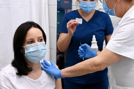 Hungary kêu gọi tiêm mũi tăng cường, Séc có số ca mắc cao nhất ngày