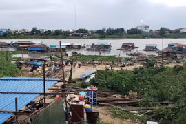 Với đặc thù nhiều tài sản của bà con là các lồng bè cá nên việc di chuyển hoặc tiêu thụ là không dễ dàng, nhất là trong bối cảnh dịch COVID-19 đang rất phức tạp tại Campuchia. (Ảnh: Trần Long/TTXVN)