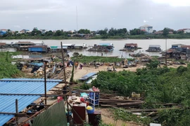 Với đặc thù nhiều tài sản của bà con là các lồng bè cá nên việc di chuyển hoặc tiêu thụ là không dễ dàng, nhất là trong bối cảnh dịch COVID-19 đang rất phức tạp tại Campuchia. (Ảnh: Trần Long/TTXVN)