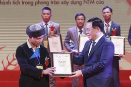 CChủ tịch Quốc hội Vương Đình Huệ trao tặng danh hiệu cho Nhóm các nông dân Việt Nam có thành tích xuất sắc trong lĩnh vực Phát minh, chuyển đổi số, xây dựng Nông thôn mới và bảo vệ ninh Tổ quốc. (Ảnh: Doãn Tấn/TTXVN)