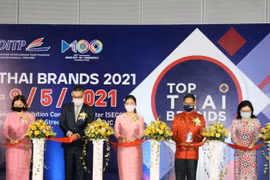 Các đại biểu cắt băng khai mạc triển lãm. (Ảnh: Mỹ Phương/TTXVN)