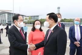 Ông Trần Thanh Mẫn, Ủy viên Bộ Chính trị, Phó Chủ tịch Thường trực Quốc hội và các đại biểu tiễn Chủ tịch Quốc hội Vương Đình Huệ và Đoàn đại biểu cấp cao Quốc hội Việt Nam, tại sân bay quốc tế Nội Bài (Hà Nội). (Ảnh: Doãn Tấn/TTXVN)