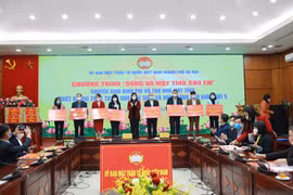 Quang cảnh lễ chuyển giao kinh phí hỗ trợ mua máy tính, thiết bị học trực tuyến cho học sinh có hoàn cảnh khó khăn tại Hà Nội. (Ảnh: TTXVN phát)