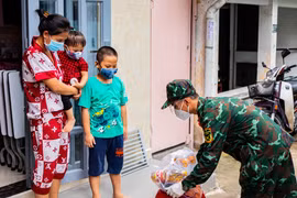 Bộ đội ‘tiếp tế’ thực phẩm cho người dân khó khăn do COVID-19 