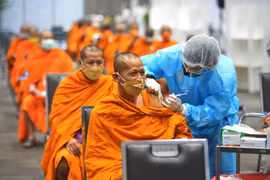 Tiêm vaccine ngừa COVID-19 cho các nhà sư tại Bangkok, Thái Lan, ngày 31/7/2021. (Ảnh: THX/TTXVN)