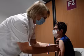 EU đạt mục tiêu phân phối đủ vaccine cho 70% người trưởng thành