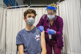 Anh không tiêm đại trà vaccine ngừa COVID-19 cho người dưới 18 tuổi