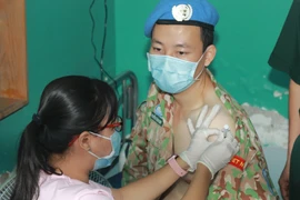 Tiêm vaccine COVID-19 cho cán bộ, chiến sỹ đi làm nhiệm vụ ở Nam Sudan