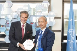 Tổng Giám đốc IAEA Rafael Mariano Grossi trao viên gạch tượng trưng đóng góp của Việt Nam cho Đại sứ Nguyễn Trung Kiên. (Ảnh: Hồng Kỳ/TTXVN)