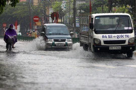 Trung Bộ nắng nóng gay gắt, Bắc Bộ và Nam Bộ mưa dông