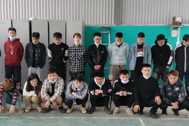 22 công dân Trung Quốc nhập cảnh trái phép bị công an tỉnh Cao Bằng phát hiện, bắt giữ. (Ảnh: TTXVN phát)