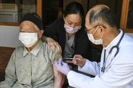 Nhật Bản chuẩn bị tiêm mũi vaccine tăng cường cho người trên 65 tuổi
