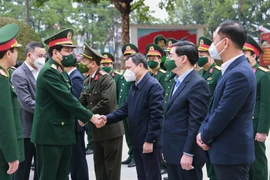 Đại tướng Lương Cường, Chủ nhiệm Tổng cục Chính trị Quân đội nhân dân Việt Nam kiểm tra sẵn sàng chiến đấu, thăm tặng quà tại tỉnh Hòa Bình. (Ảnh: TTXVN)