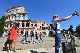 Dịch COVID-19: Italy bỏ yêu cầu cách ly đối với du khách Anh