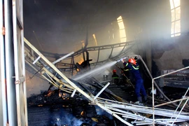 Bến Tre: Dập tắt đám cháy tại cơ sở sản xuất chỉ xơ dừa rộng 500m2