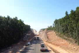 Đẩy nhanh tiến độ dự án cao tốc Cam Lộ-La Sơn đoạn qua Quảng Trị