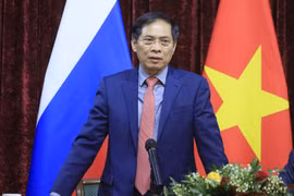 Bộ trưởng Ngoại giao gặp gỡ cộng đồng người Việt Nam tại Nga
