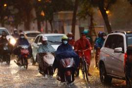 Bắc Bộ và Nam Bộ có mưa to đến rất to, đề phòng lốc, sét và gió giật