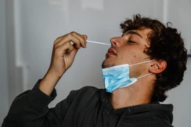 Hà Lan phát hiện đường dây bán virus SARS-CoV-2 cho người muốn tự mắc