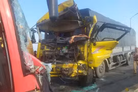 Quảng Bình: Hai ôtô tông trực diện trên cầu Gianh, 5 người thương vong
