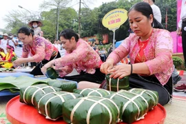 Giỗ Tổ Hùng Vương 2021: Sôi nổi hội thi nấu bánh chưng, bánh giày