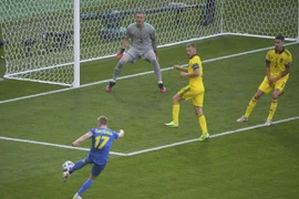 Zinchenko ghi dấu ấn đầu giúp Ukraine lọt vào Tứ kết EURO 2020