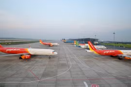 Máy bay của các hãng hàng không Việt Nam nằm sân tại Nội Bài do ảnh hưởng của dịch COVID-19.(Ảnh: CTV/Vietnam+)