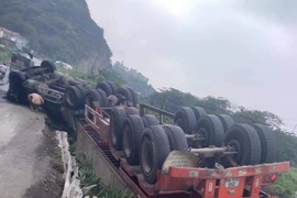 Xe container mất lái, lật ngửa trong hành lang đường sắt Bắc-Nam
